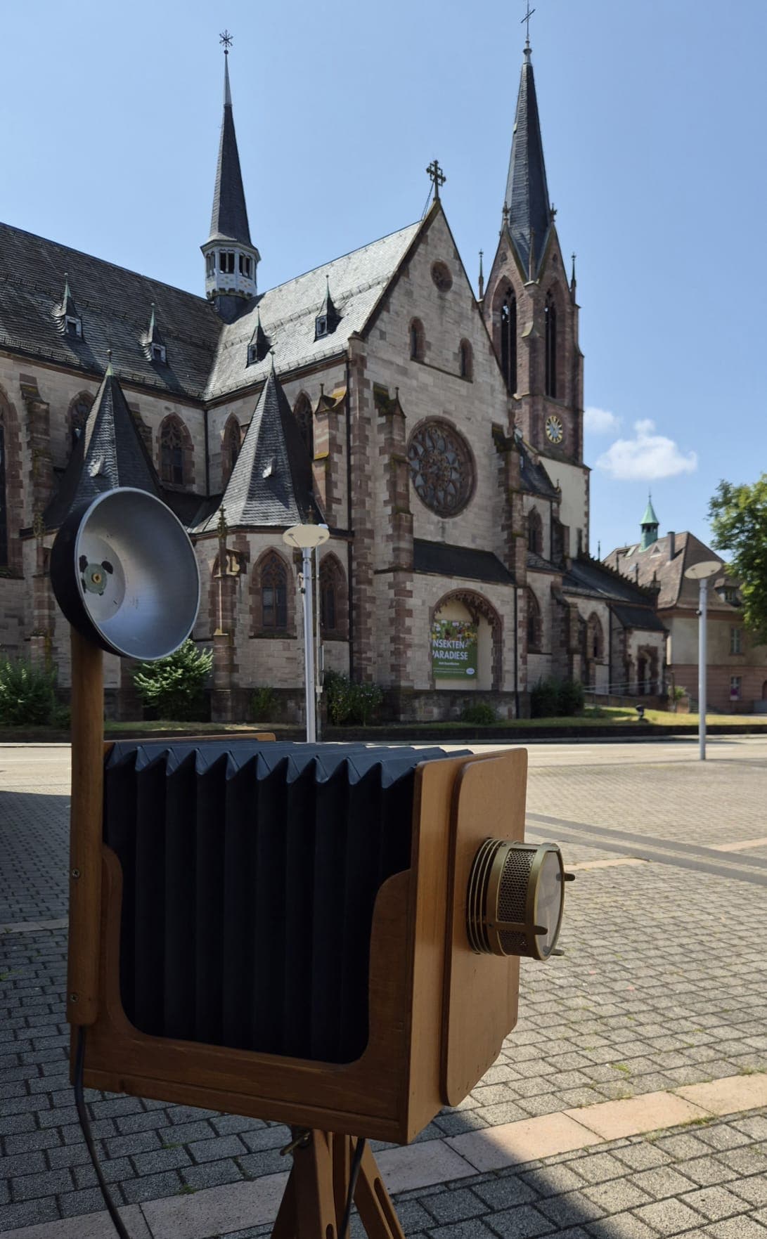 Großformatkamera vor der Stadtkirche